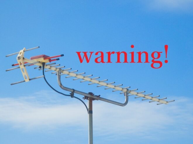 アンテナと「warning」の文字で工事の詐欺に注意のイメージ